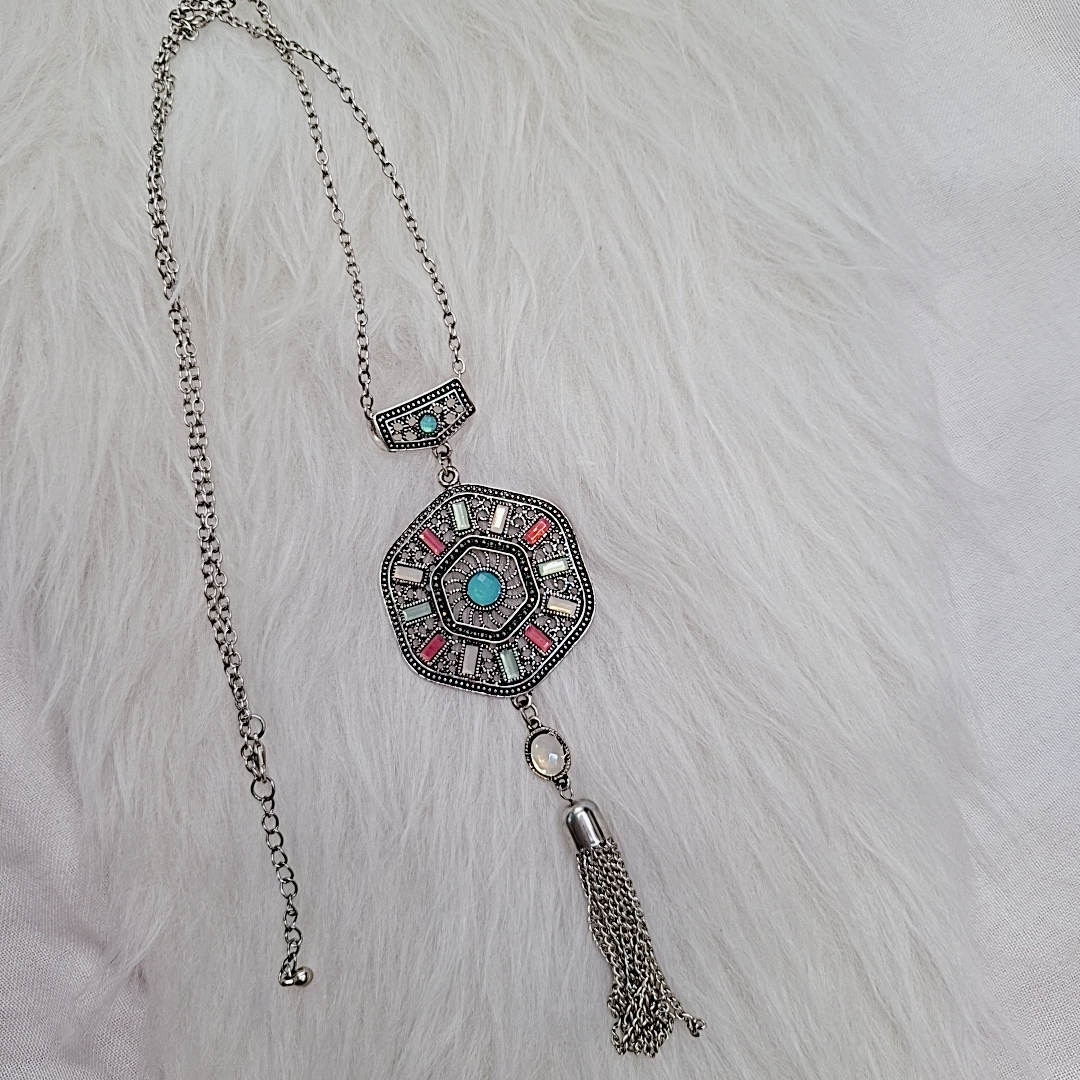 گردنبند رو لباسی