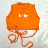 جزئیات بندهای ظریف کراپ تاپ زنانه