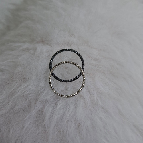 حلقه مشکی. تراش دار رنگ ثابت