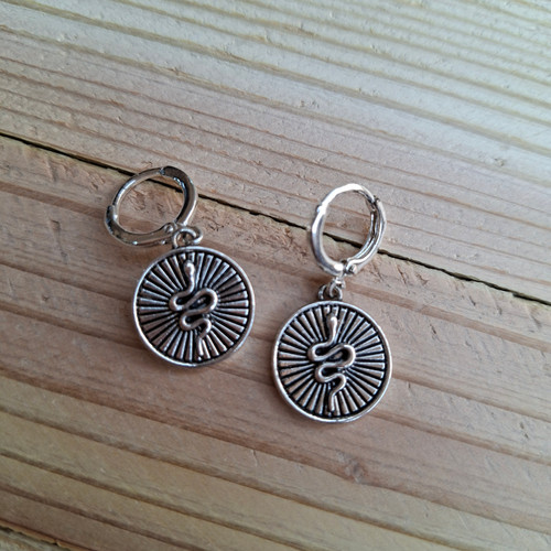 ست گردنبند و گوشواره طرح مار رنگ ثابت